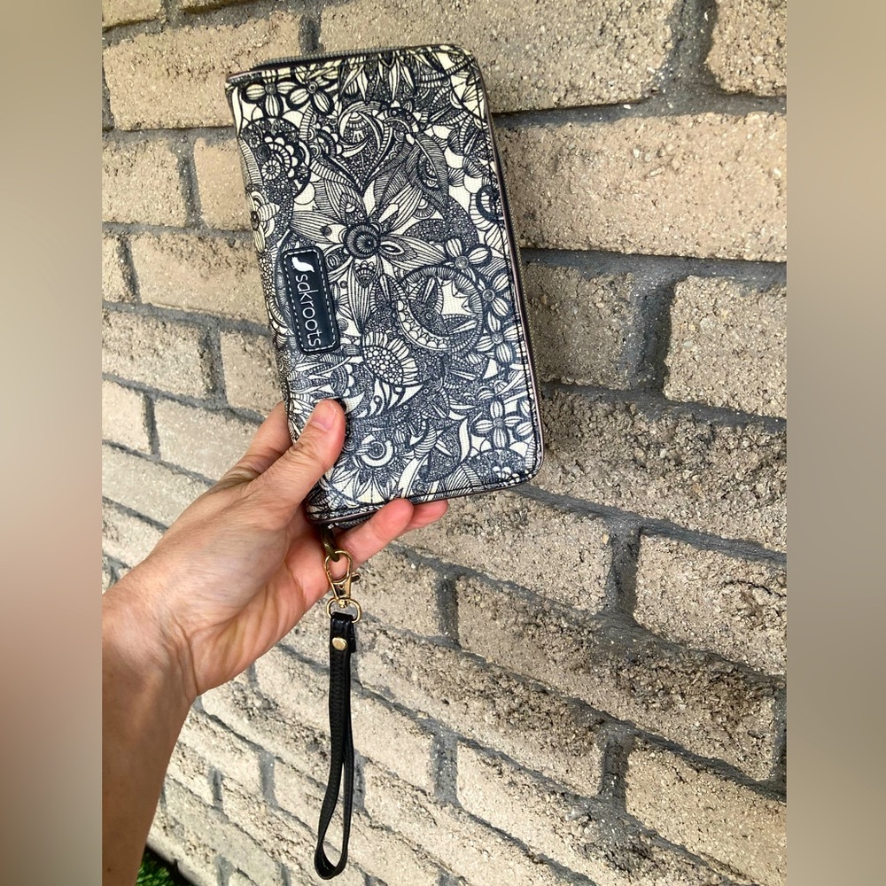 Sakroots Wallet black pattern.